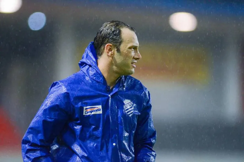 Técnico do CSA, Bruno Pivetti tem duas dúvidas para escalar o time para a primeira partida da final do Alagoano