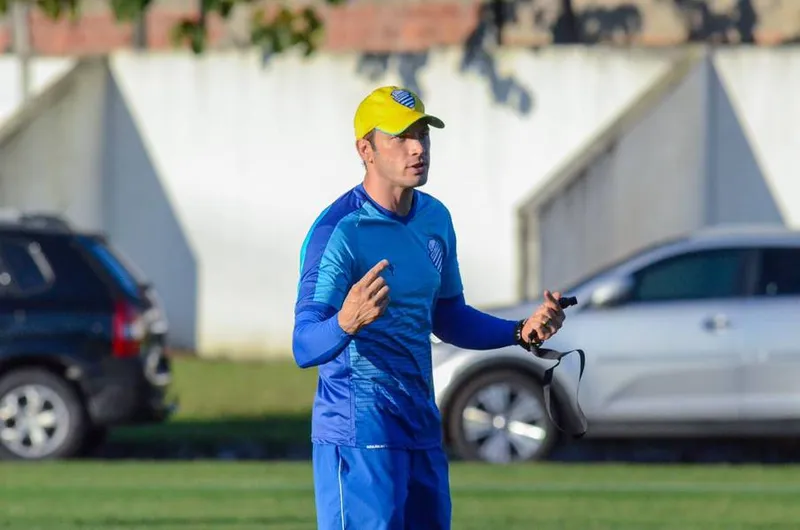 Bruno Pivetti disse que vai avaliar os jogadores durante esta semana para definir os titulares do clássico decisivo