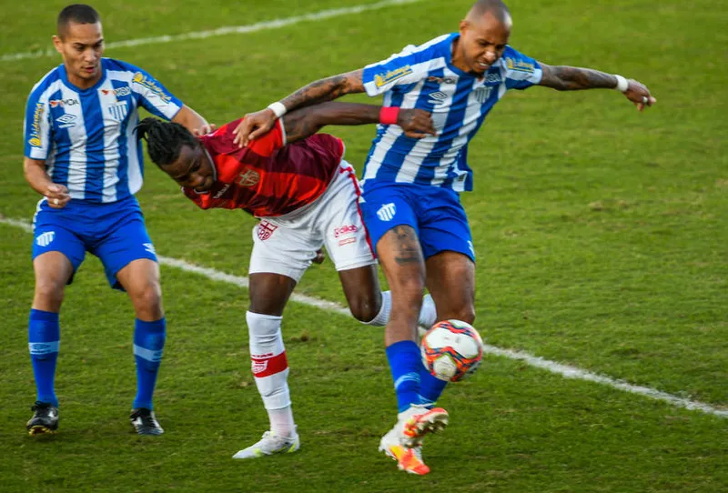 SC - FUTEBOL/SÉRIE B/AVAÍ X CRB - ESPORTES - Jean Martins (d), do Avaí, durante   partida contra a equipe do CRB   realizada no Estádio da Ressacada, em   Florianópolis (SC), válida pela quarta   rodada da Série B do Campeonato   Brasileiro, na tarde desta sexta-feira,   25 de junho de 2021.     25/06/2021 - Foto: ANTÔNIO CARLOS MAFALDA/MAFALDA PRESS/ESTADÃO CONTEÚDO