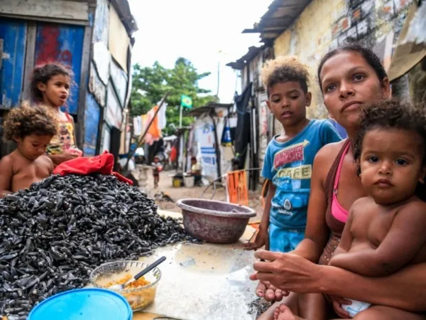 Imagem ilustrativa da imagem ENQUANTO FUNDOS SOCIAIS TERIAM R$ 500 MI EM CAIXA, POBRES CONTINUAM À TOA