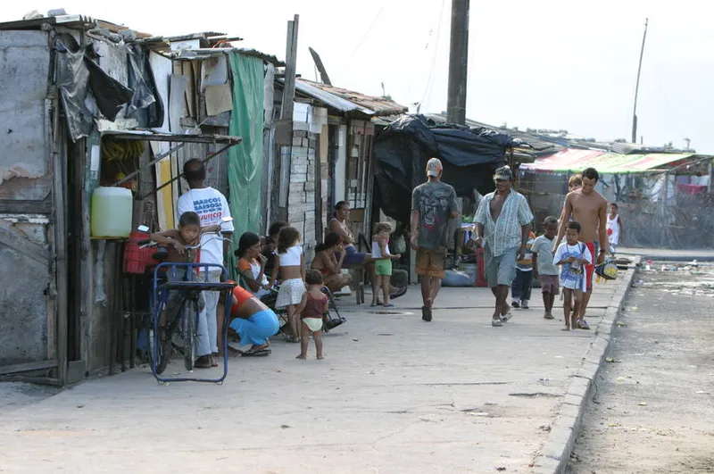 População dos bairros mais carentes é a que mais tem sofrido com a crise econômica hoje