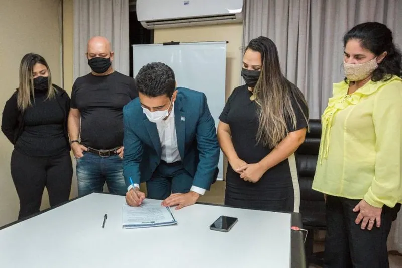 Na presença de professores, o prefeito JHC comemorou a conquista para os trabalhadores