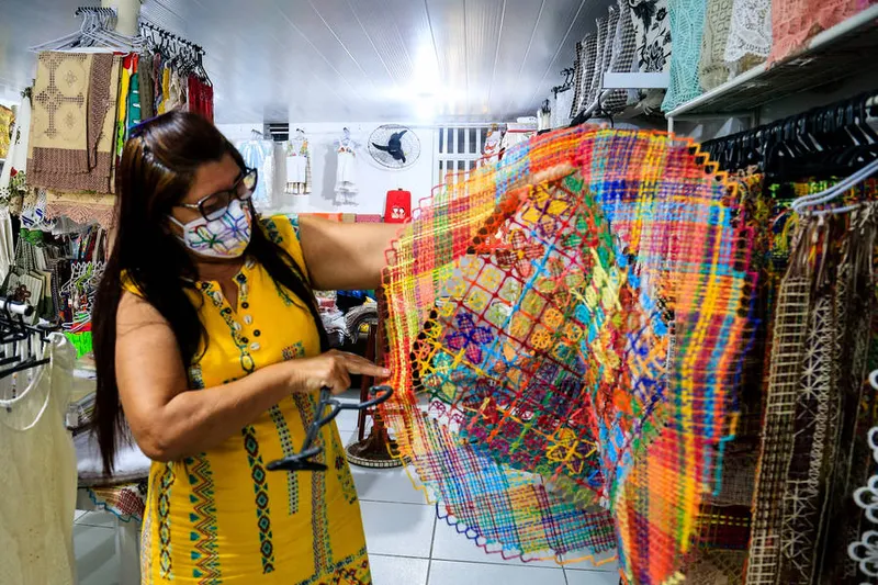 Artesãos reabriram lojas após novo decreto de distanciamento social

