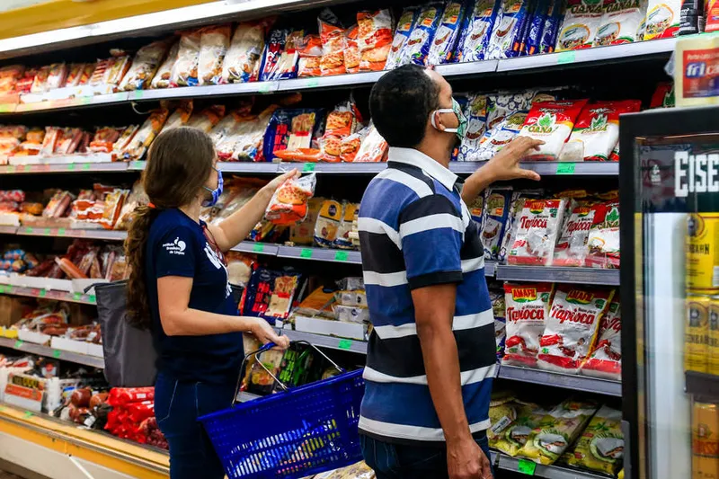 A inflação para famílias de renda mais baixa ficou em 0,92% em maio, aponta levantamento