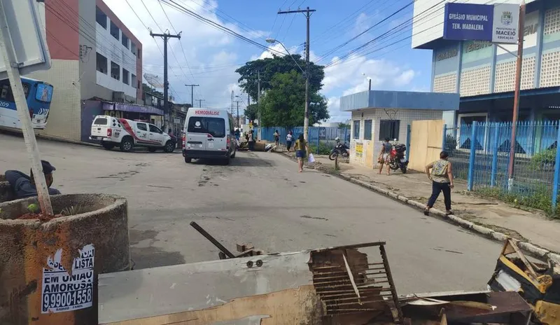Imagem ilustrativa da imagem MORADORES PROTESTAM CONTRA MINERADORA
JOBISON BARROS E CLARIZA SANTOS
REPÓRTERES
Mais um protesto foi registrado no bairro de Bebedouro contra a Braskem. Desta vez, pessoas que residem no Bom Parto, próximo à Avenida General Hermes, principal da região, onde o trânsito ficou bloqueado. O ato ocorreu na manhã desta quinta-feira (06). 
Desde cedo, dezenas de moradores fecharam a via, pedindo providências à empresa de extração de sal-gema. O objetivo é a realocação da comunidade, em meio aos prejuí