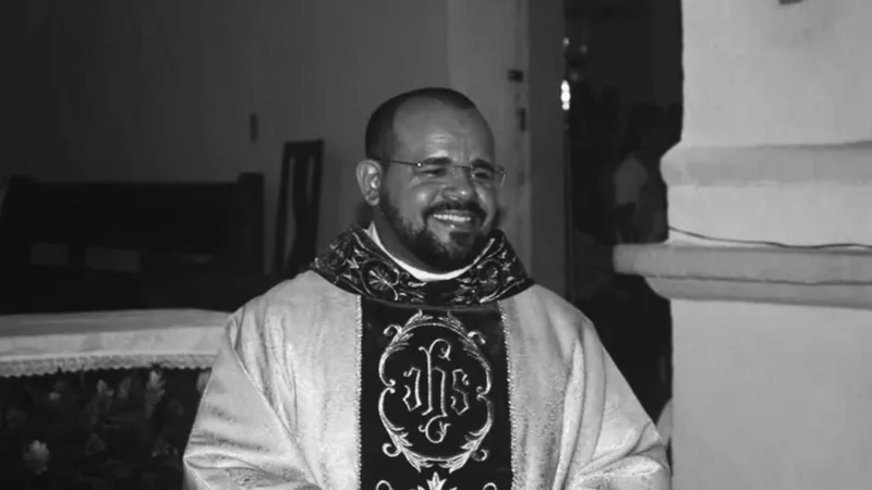 O padre Ronaldo Silva dos Santos estava na UTI da Santa Casa de Misericórdia, em Maceió, desde o dia 5 de maio