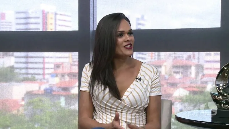 A transexual Lanna Hellen teve negado o banheiro ao banheiro de um shopping na capital alagoana