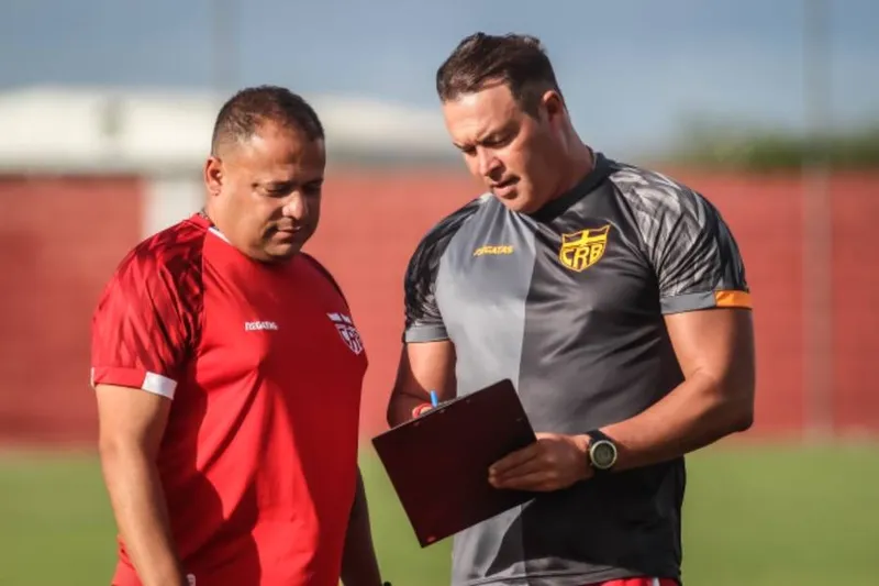 Fernando Alves (esq), auxiliar de Roberto Fernandes (dir), vai comandar o CRB no clássico