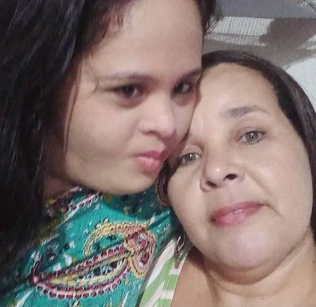 Luzimar Mendes é mãe da jovem Lívia Maria, de 27 anos: a jovem recebeu a vacina AstraZeneca, no dia 18 de abril