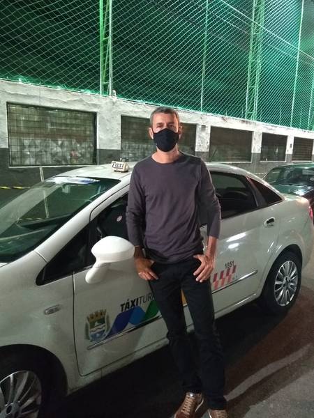 Taxista há 11 anos, Ed Olivença diz que mantém os cuidados, mas muitos colegas já relaxaram