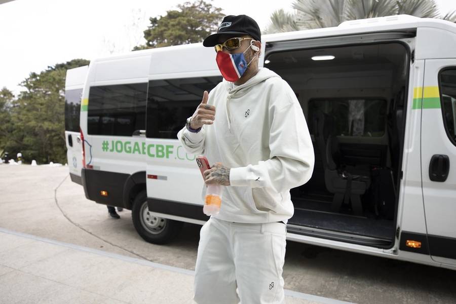 Neymar chegou à na Granja Comary, em Teresópolis, e se juntou à Seleção Brasileira