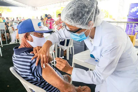 Maceió, 01 de março de 2021
Idosos sendo vacinados acompanhado dos familiares no papódromo localizado na Av. Sen. Rui Palmeira, Vergel do Lago, em Maceió. Alagoas - Brasil.
Foto:@Ailton Cruz