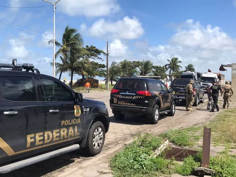 Agentes da Polícia Federal realizaram fiscalização no Porto de Maceió, nesta quarta-feira