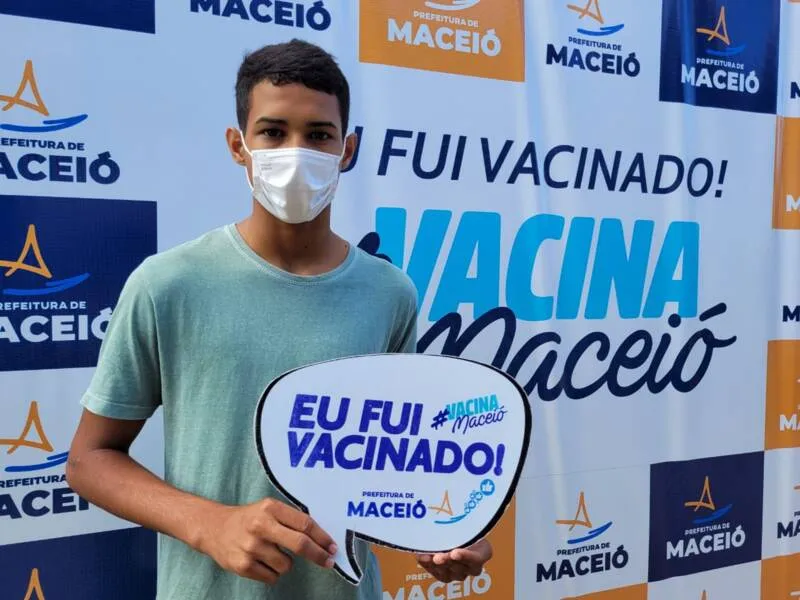 Imagem ilustrativa da imagem ADOLESCENTES DE 12 ANOS COMEÇAM A SER VACINADOS HOJE