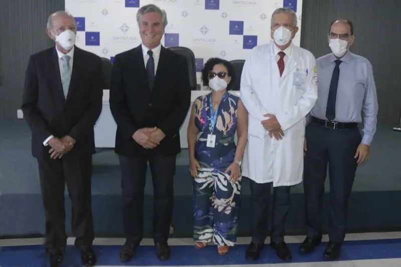 Collor foi recebido pelo provedor da Santa Casa, Humberto Gomes de Melo, e demais integrantes do grupo diretor da unidade hospitalar l