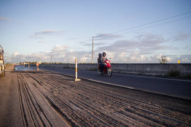 Imagem ilustrativa da imagem AL-220: PISTA DE ‘FARINHA’ É RECAPEADA APÓS DENÚNCIA DA GAZETA