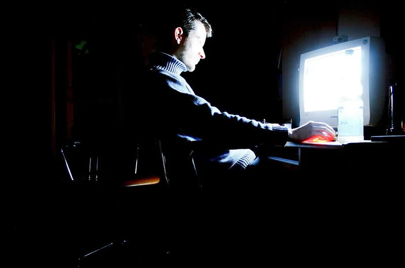 Foto 208 Espionagem_genéricas 
Hacker in the darkness 

Its me in front of my brothers computer. 

