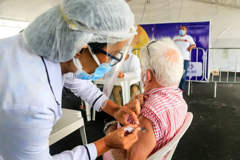 Maceió, 01 de março de 2021
Idosos sendo vacinados acompanhado dos familiares no papódromo localizado na Av. Sen. Rui Palmeira, Vergel do Lago, em Maceió. Alagoas - Brasil.
Foto:@Ailton Cruz