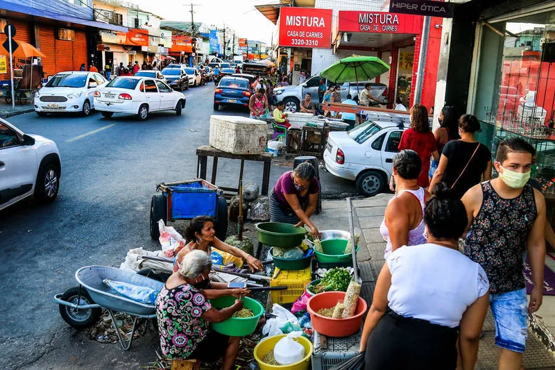 Maceió, 02 de junho de 2020  
Feira livre do Jacintinho, está na liderança em contágio com a movimentação dos moradores que não estão comprindo o isolamento na região do bairro em Maceió. Alagoas - Brasil.
Foto: ©Ailton Cruz
