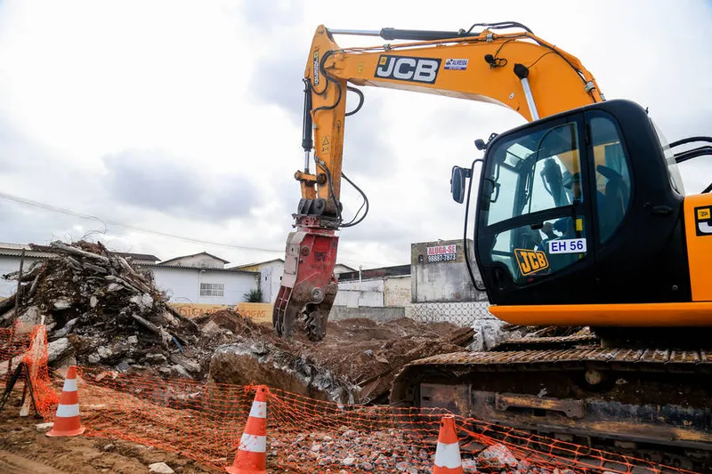 Maceió, 23 de agostos de 2021
Demolição da antiga sede do TCU-AL. Localizado na Avenida Assis Chateaubriand em Maceió.Alagoas - Brasil.
Foto:@Ailton Cruz
