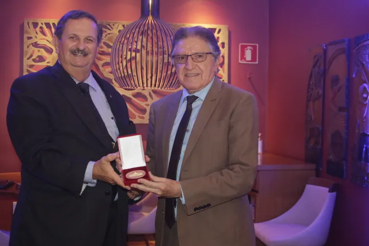 Medalha foi entregue a Noya pelo presidente do TJ/PE, desembargador Fernando Cerqueira Norberto Santos