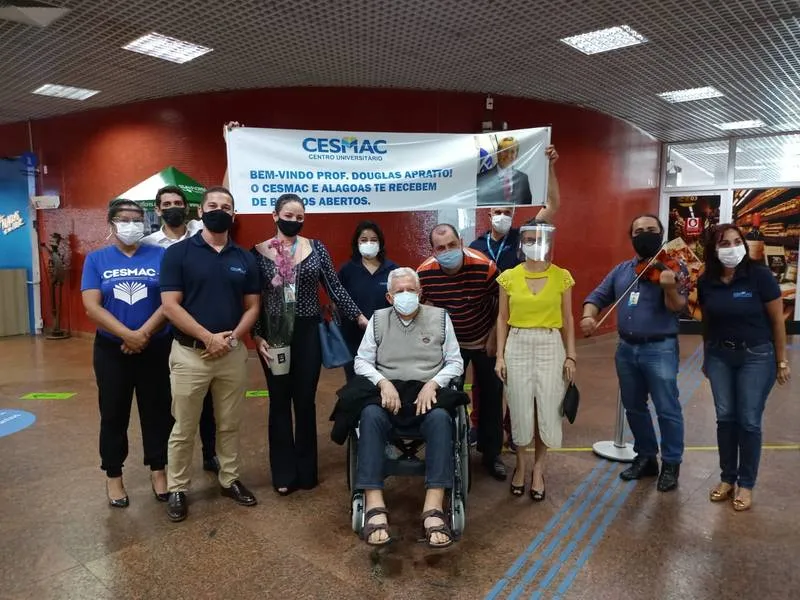 Douglas Apratto foi recebido com música por amigos e familiares no Aeroporto Zumbi dos Palmares, ontem