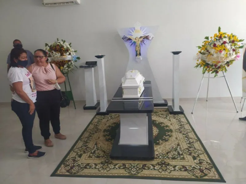 Imagem ilustrativa da imagem APÓS 9 ANOS, FAMILIARES SEPULTAM RESTOS MORTAIS DE ROBERTA DIAS