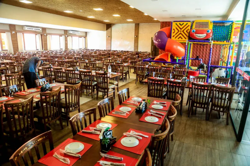 Eventos em locais fechados podem receber 50% da capacidade do local, segundo decreto