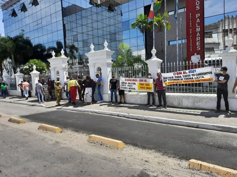 Imagem ilustrativa da imagem APROVADOS EM CONCURSO PROTESTAM POR REVOGAÇÃO DO CANCELAMENTO