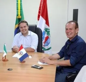 Renan Filho ao lado do articulador político Ademir Cabral, que recebe salário da Sesau como linha de frente da saúde