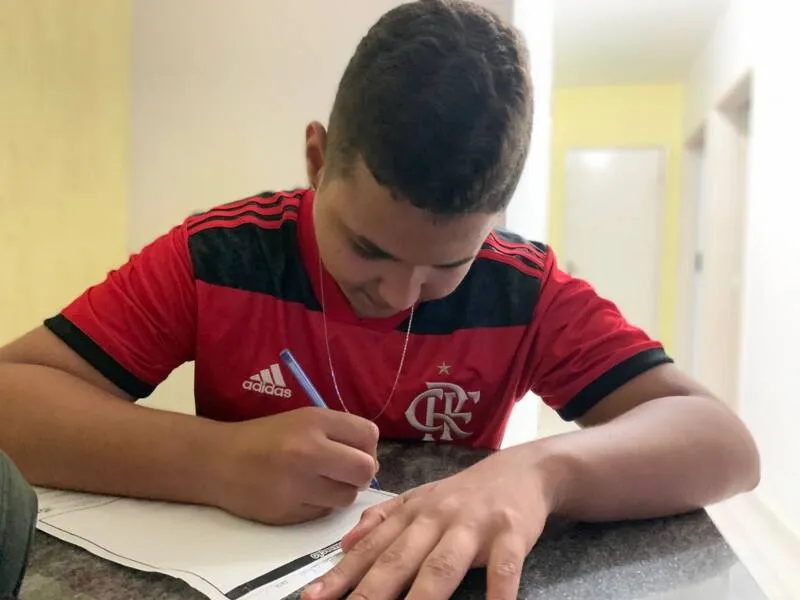 O estudante Gabriel Lucas, de 18 anos, vem estudando de forma híbrida para o Enem