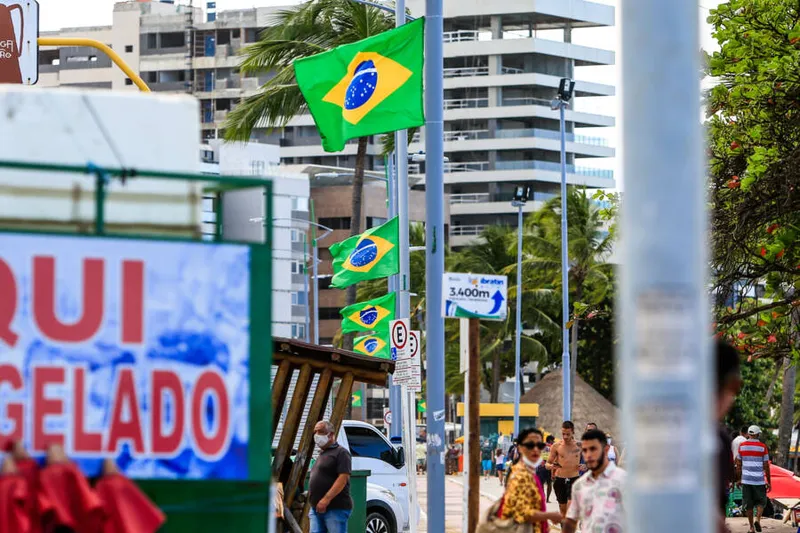 Orla de Maceió está tomada por bandeiras do Brasil colocadas por apoiadores de Bolsonaro