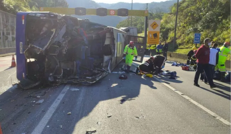 Ônibus do time do Umuarama Futsal, que disputaria a Copa do Brasil, tombou e deixou mortos e feridos
