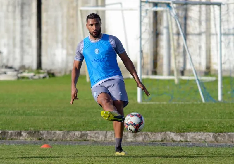 Ex-Hong Kong Pegasus, Nilson chegou a Alagoas na semana passada e vem treinando no CT do Nelsão