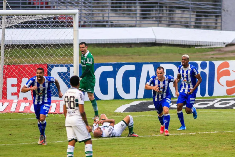 Jogando em casa, no Rei Pelé, na ida da Série B, o Azulão venceu o Coxa por 3 a 0