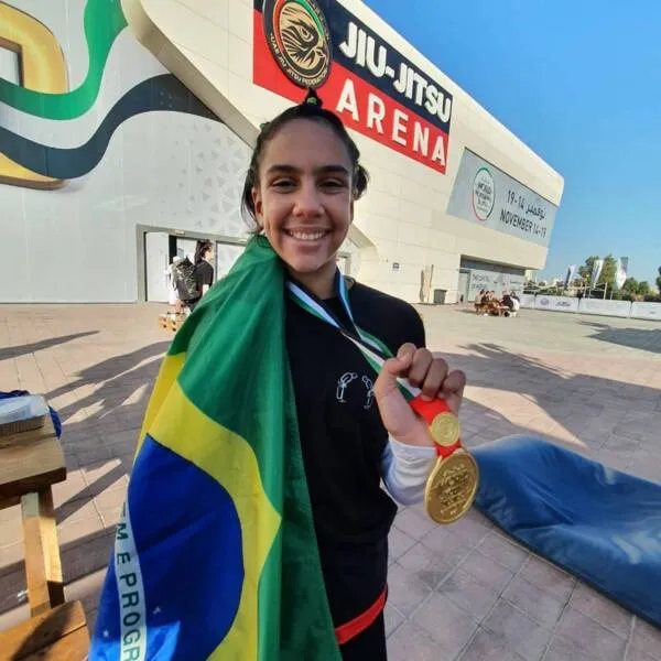 Alagoana Nycolle Calheiros, de 11 anos, venceu o Campeonato Mundial de Jiu-Jitsu em Abu Dhabi, domingo (14)