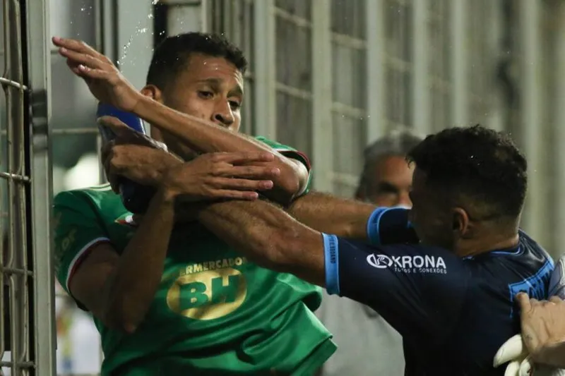 Cristovam (CSA) e Adriano (Cruzeiro) se envolveram em confusão, após o jogo, e foram expulsos, segundo diz na súmula