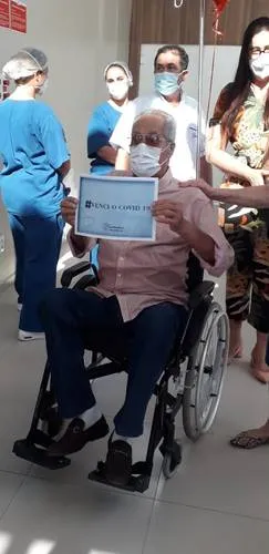 Arivaldo Maia quando deixou o hospital, após receber alta, em fevereiro; ele passou cerca de 30 dias internado com Covid-19