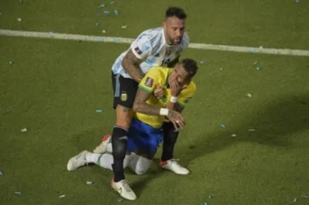 Momento do lance em que Otamendi atinge o rosto de Raphinha no jogo Argentina x Brasil