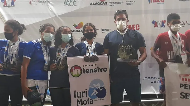 Julia, ao centro, ao lado do treinador Iury Mota, conseguiu classificação para os Jogos do Rio de Janeiro