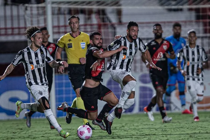 Raphael Claus apitou, no último domingo (17), a vitória do Atlético-GO sobre o Atlético-MG por 2 a 1