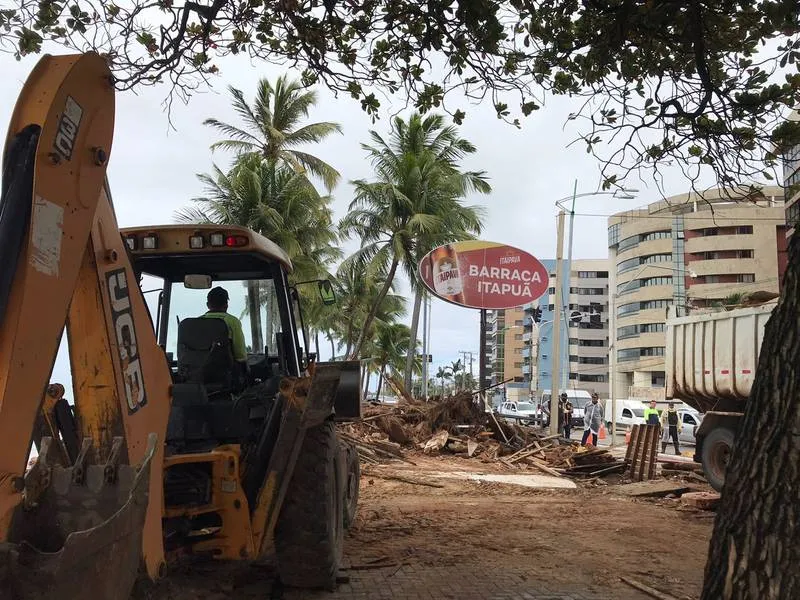 Imagem ilustrativa da imagem BARRACA É DEMOLIDA NA JATIÚCA POR RISCO DE DESABAMENTO