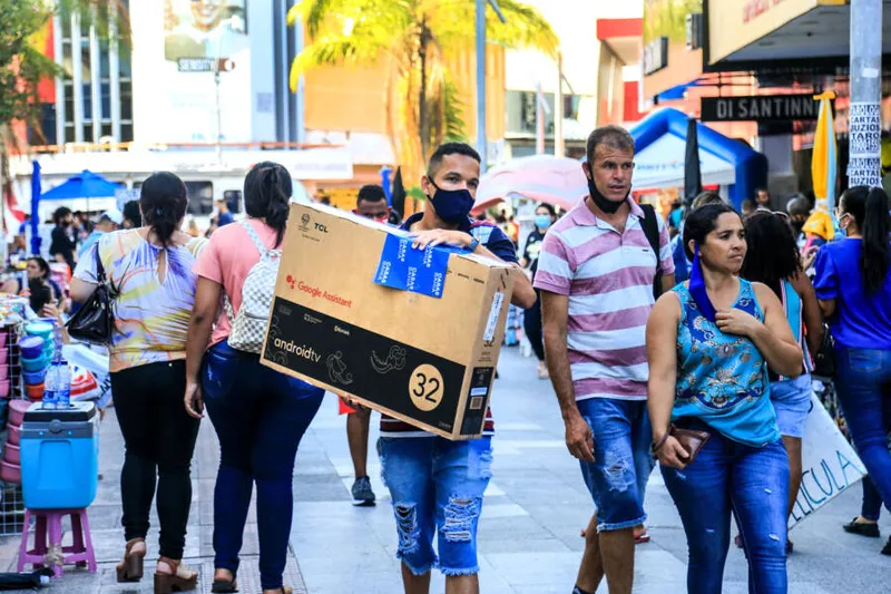 Consumidores aproveitaram as ofertas da Black Friday para comprar no Centro de Maceió