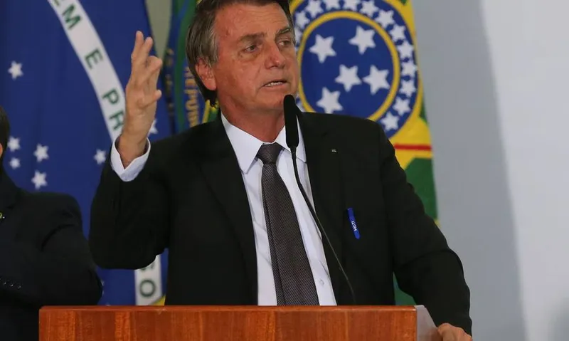 Bolsonaro ameaça 'antídoto' fora das '4 linhas da Constituição' ao rebater a inclusão dele em inquérito das fake news