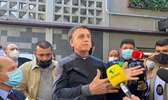 Bolsonaro fala à imprensa após receber alta e deixar o hospital na capital paulista
