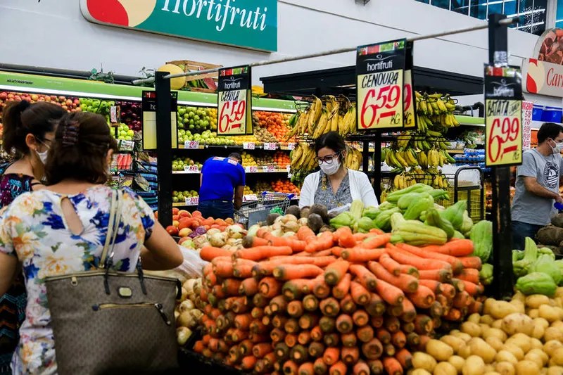A inflação pressiona o poder de compra, principalmente dos mais pobres