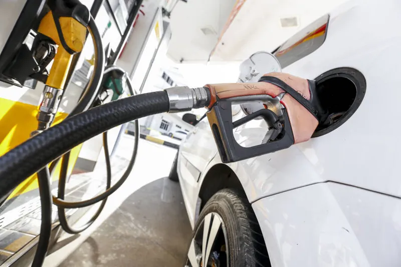 O litro da gasolina em Puerto Iguaçu é praticamente metade do preço encontrado no Brasil