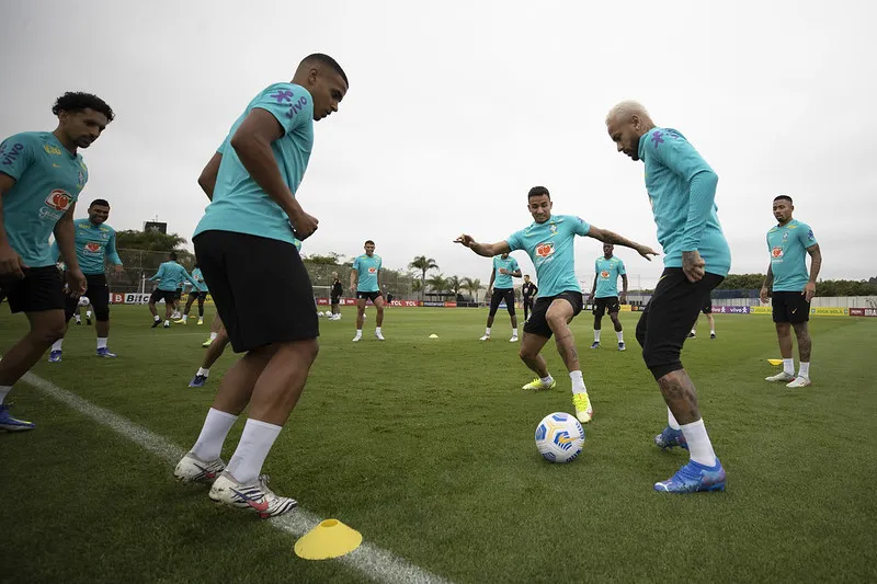 Seleção Brasileira, durante preparação para o jogo contra a Colômbia, nesta quinta-feira, pelas Eliminatórias
