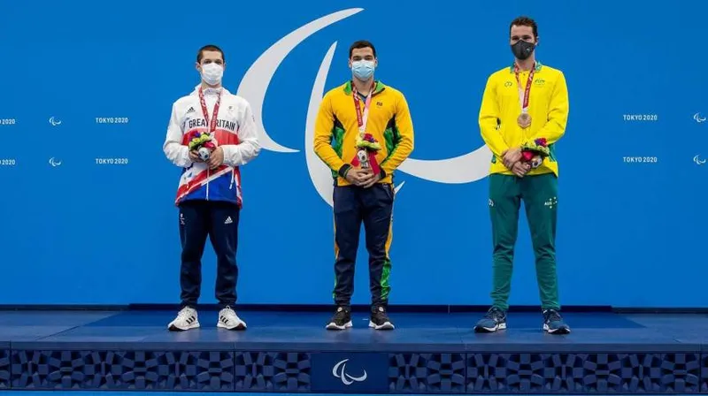 Brasileiro Gabriel Bandeira (C) na cerimônia de pódio dos 100m borboleta da classe S14 da natação