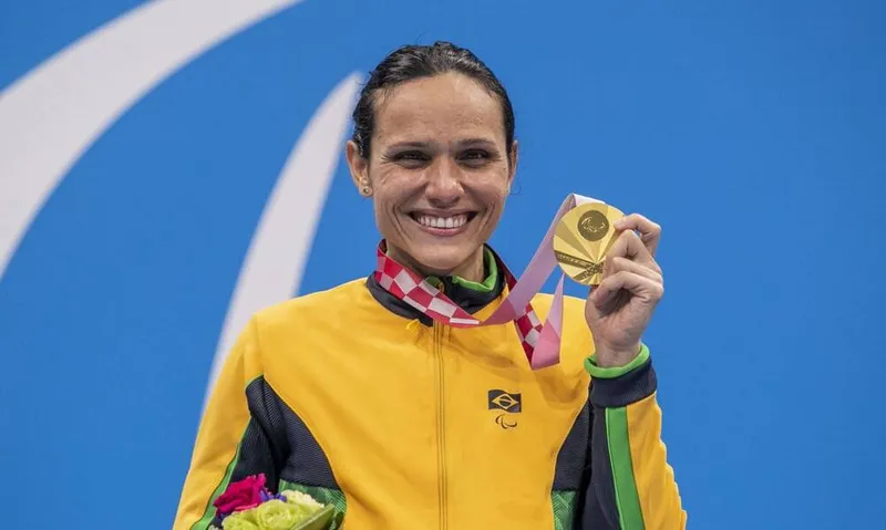 Carol Santiago bateu, ontem (1), o recorde paralímpico na prova de 100m peito da classe SB12 e conquistou o ouro
